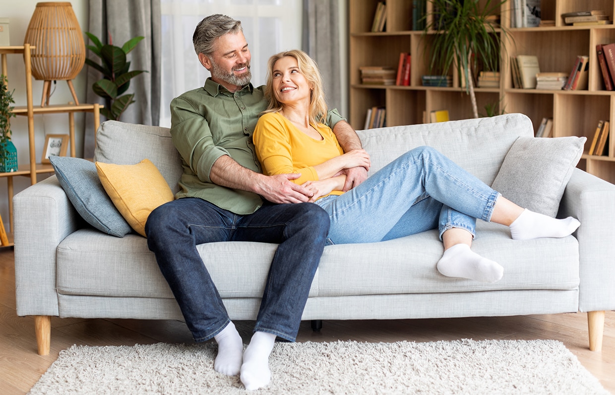 postarší pár na pohovce