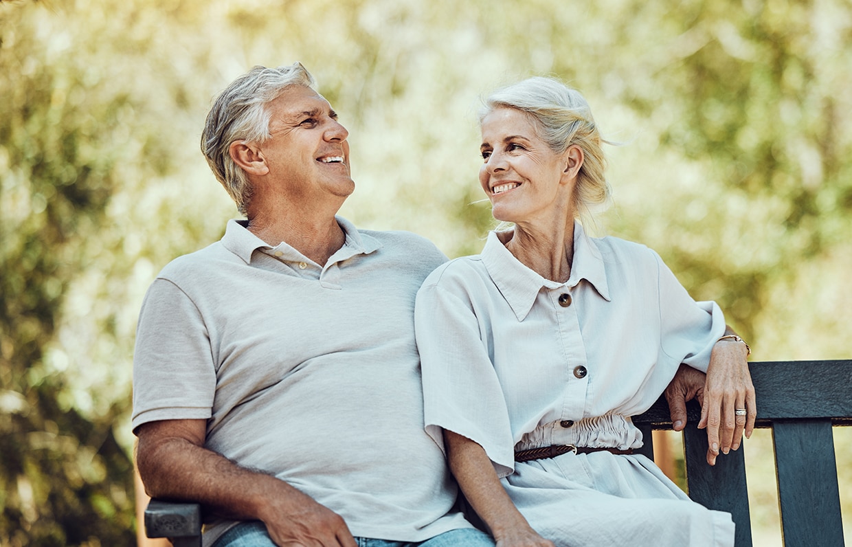 starší pár na lavičce v létě