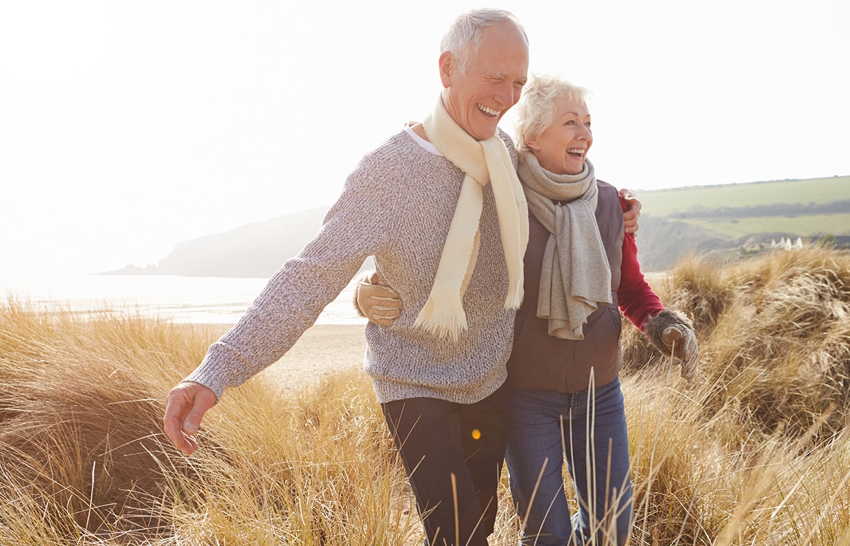 starší pár na procházce