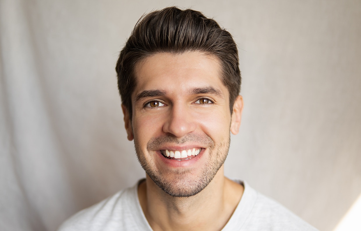 mladý usmívající se muž